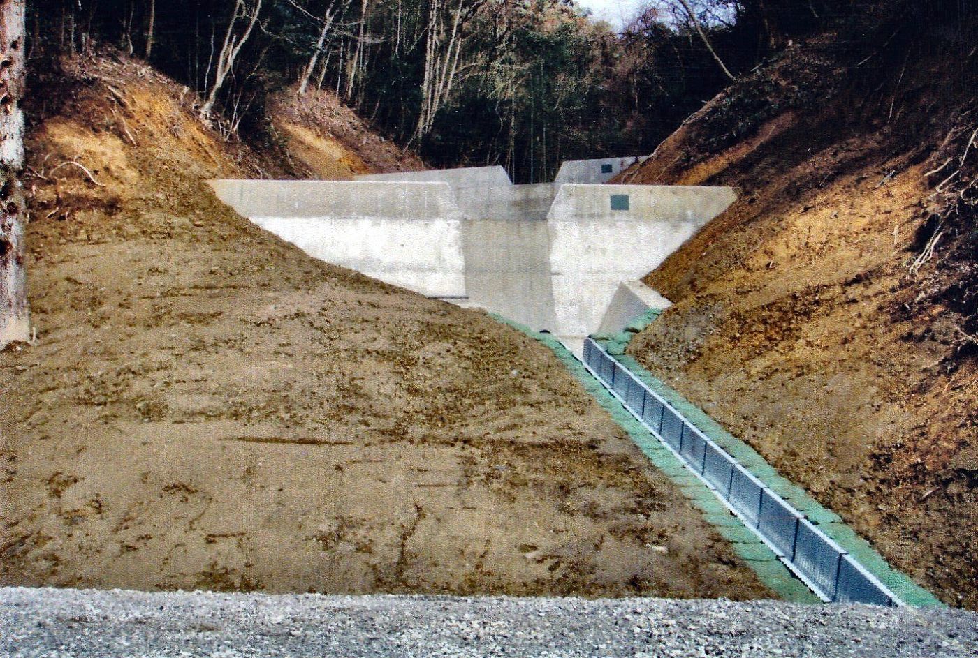 谷に造ったコンクリート構造物と排水路