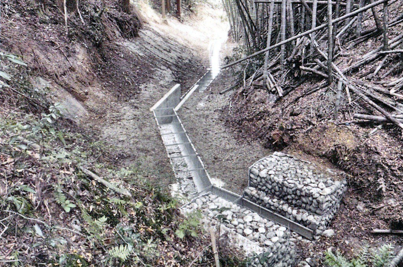 ふとん籠と水路の折れ点