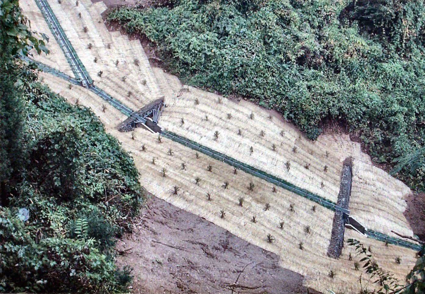 斜面を走る排水路
