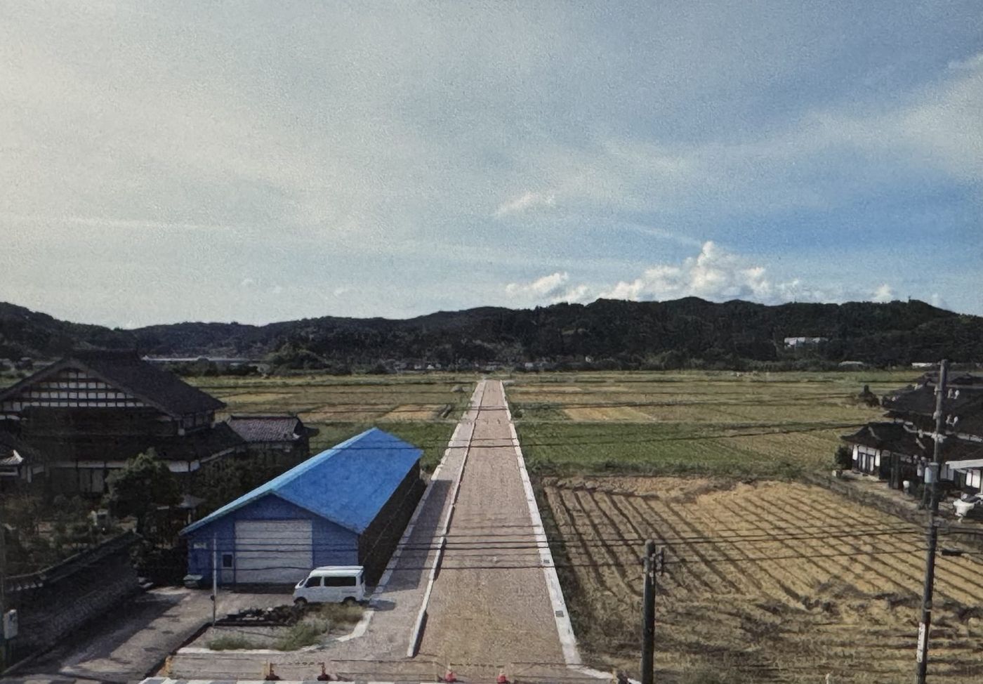 田園の中を通る市道中村上田線