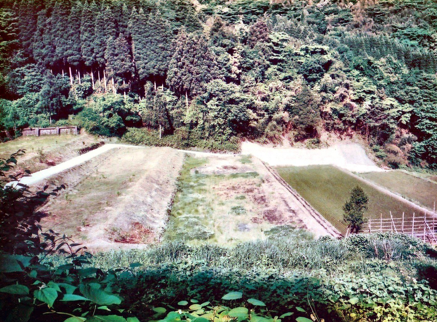 山あいの現場の全景
