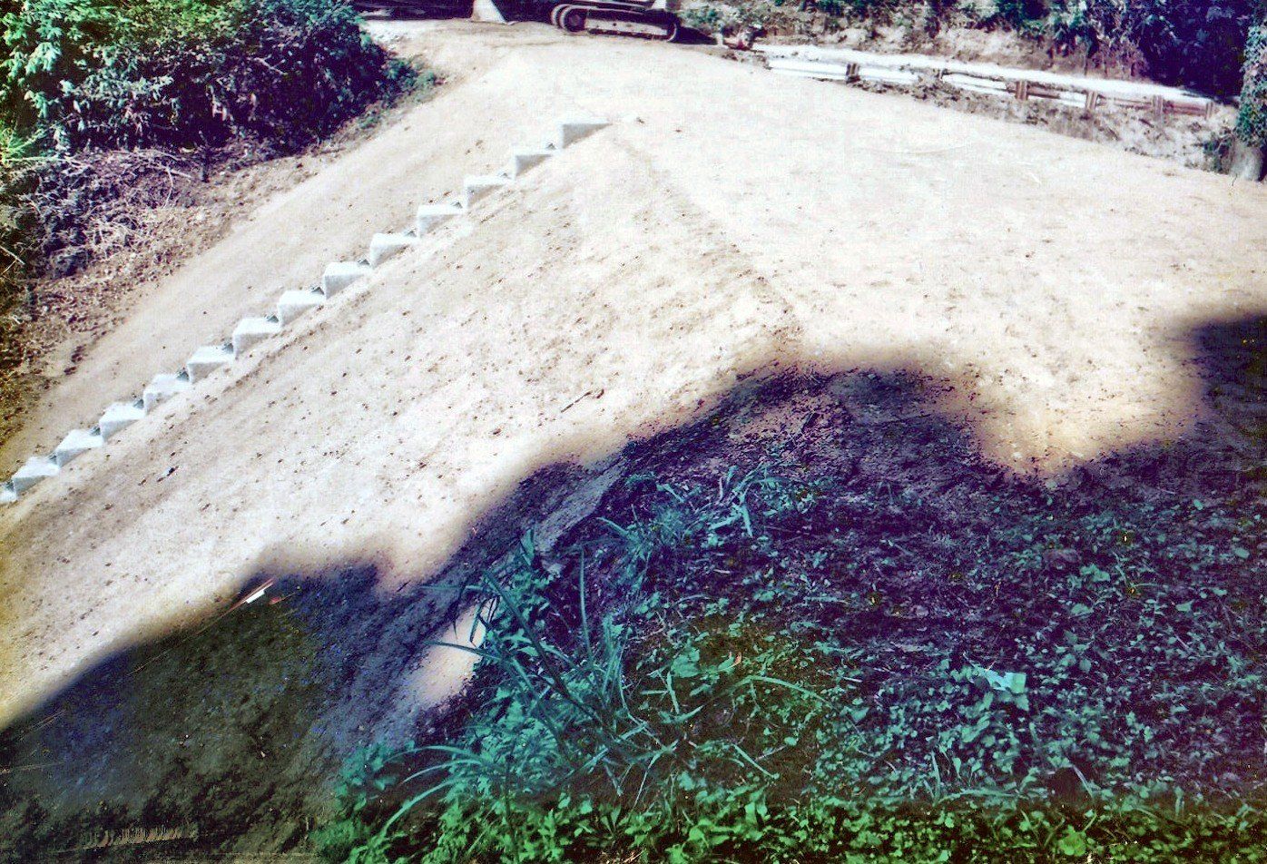 ため池の土手と斜面