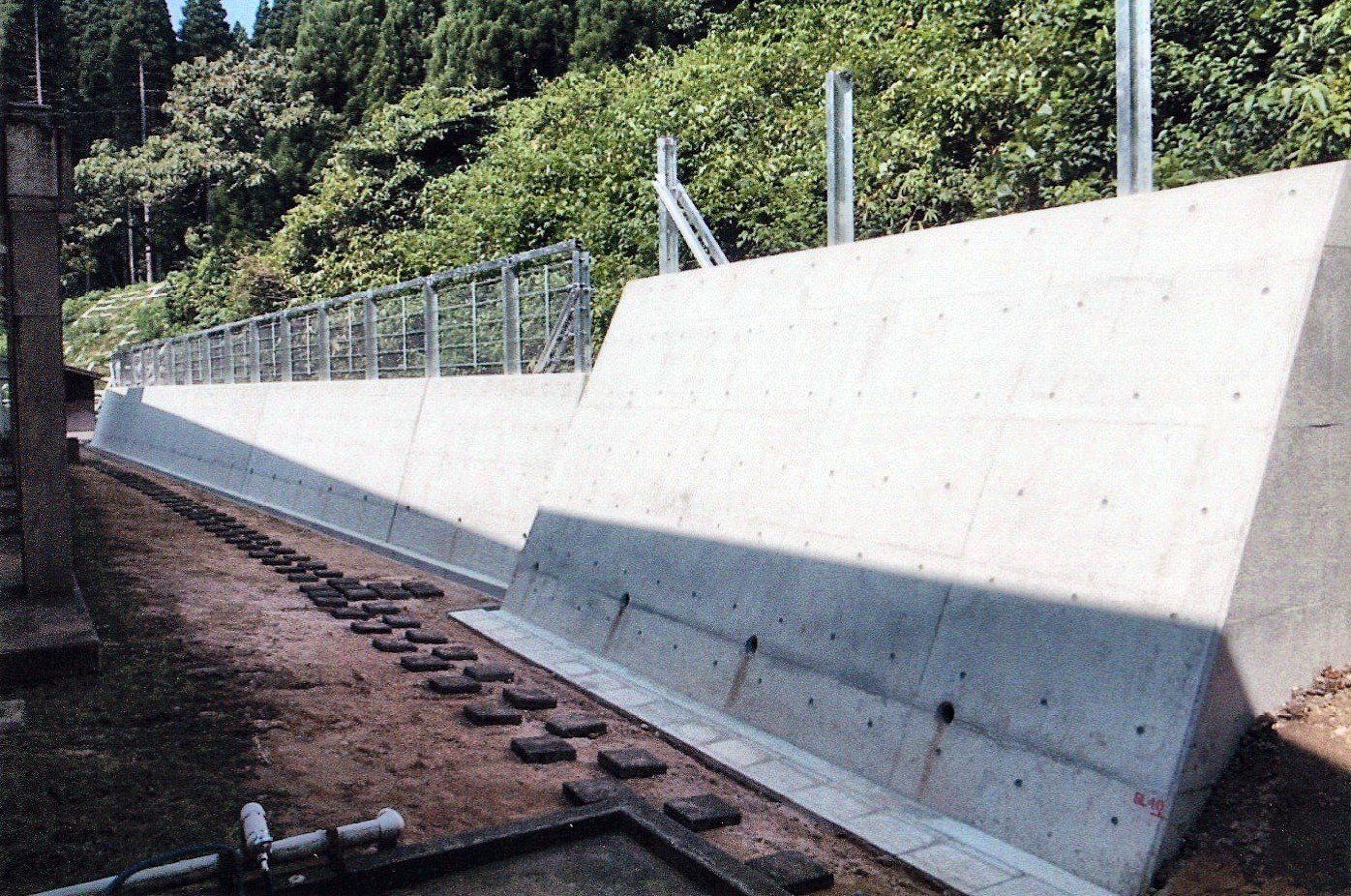擁壁を反対側から見た様子